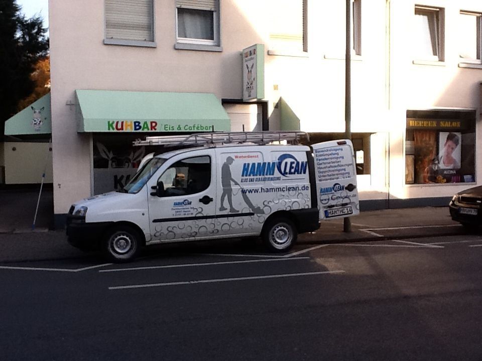 Firmenwagen von HammClean mit Logo, geparkt vor einem Geschäft