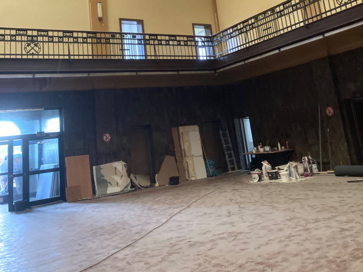 Große Halle mit Galerie während der Renovierung, Baumaterial auf dem Boden