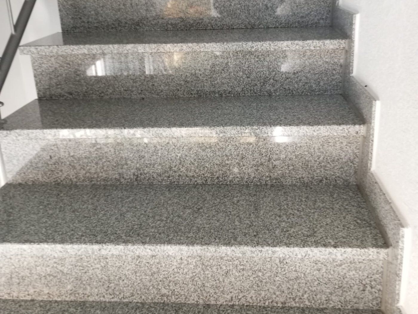 Saubere Granittreppe in einem Treppenhaus